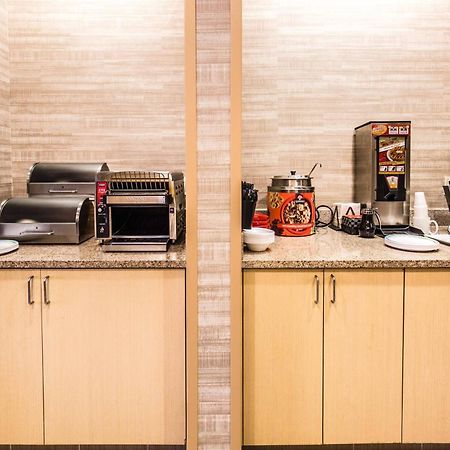 Towneplace Suites By Marriott Гилфорд Экстерьер фото
