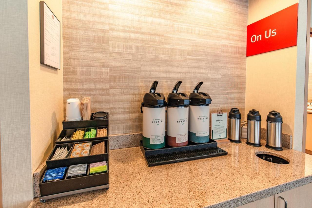 Towneplace Suites By Marriott Гилфорд Экстерьер фото