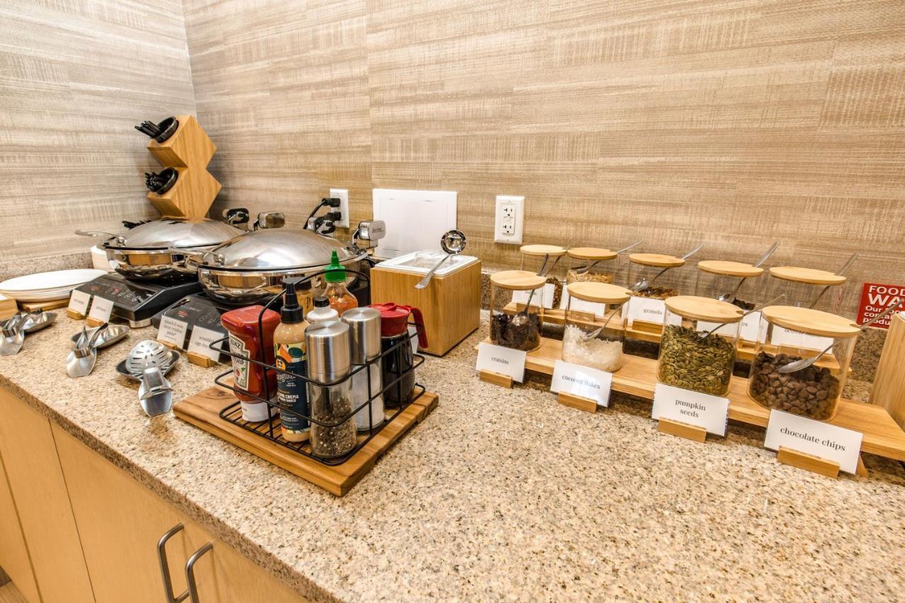 Towneplace Suites By Marriott Гилфорд Экстерьер фото