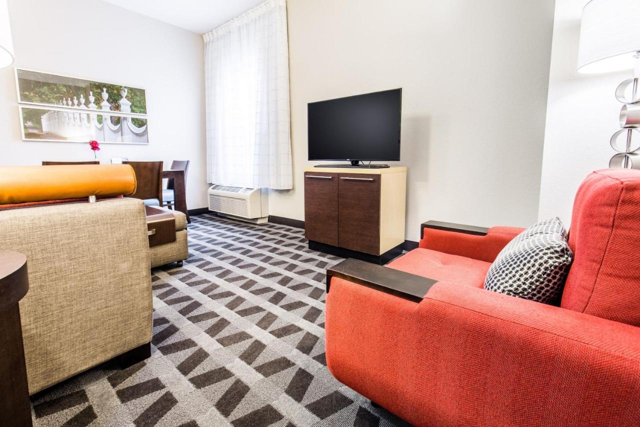 Towneplace Suites By Marriott Гилфорд Экстерьер фото