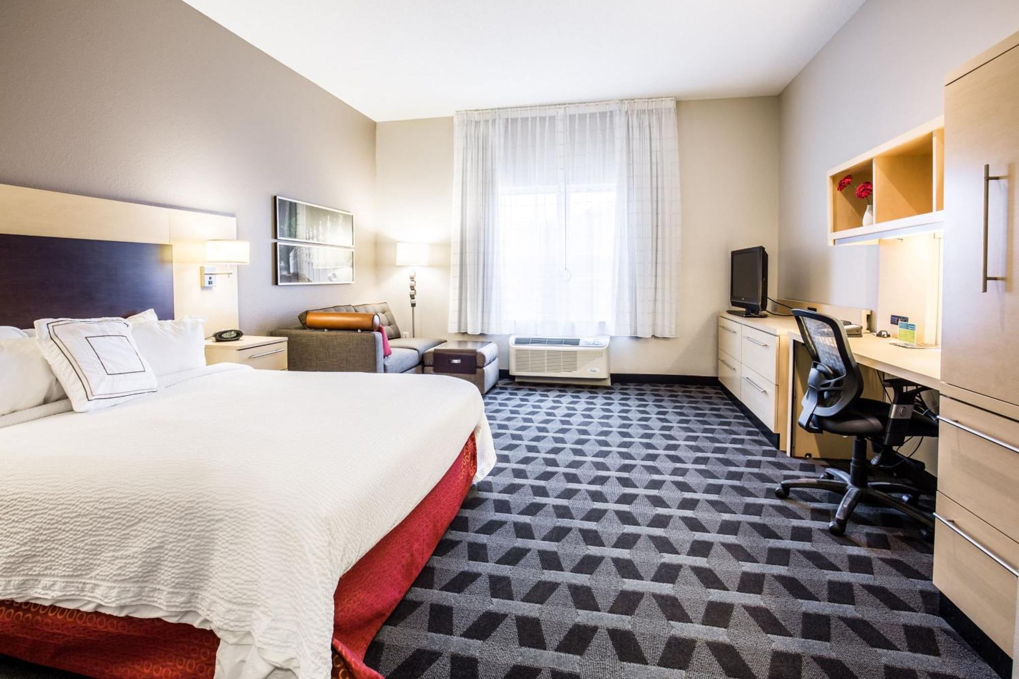 Towneplace Suites By Marriott Гилфорд Экстерьер фото