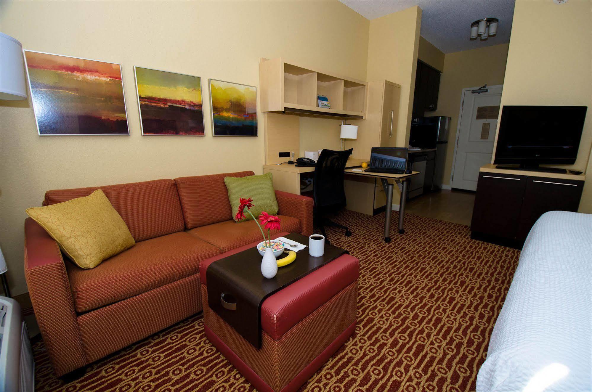 Towneplace Suites By Marriott Гилфорд Экстерьер фото