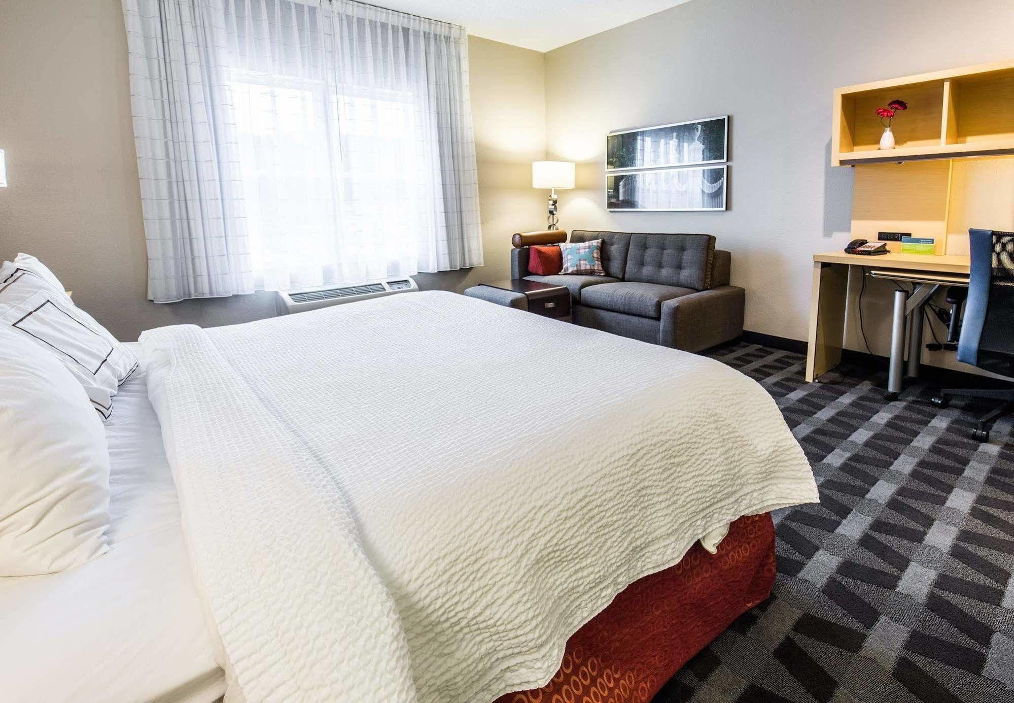 Towneplace Suites By Marriott Гилфорд Экстерьер фото