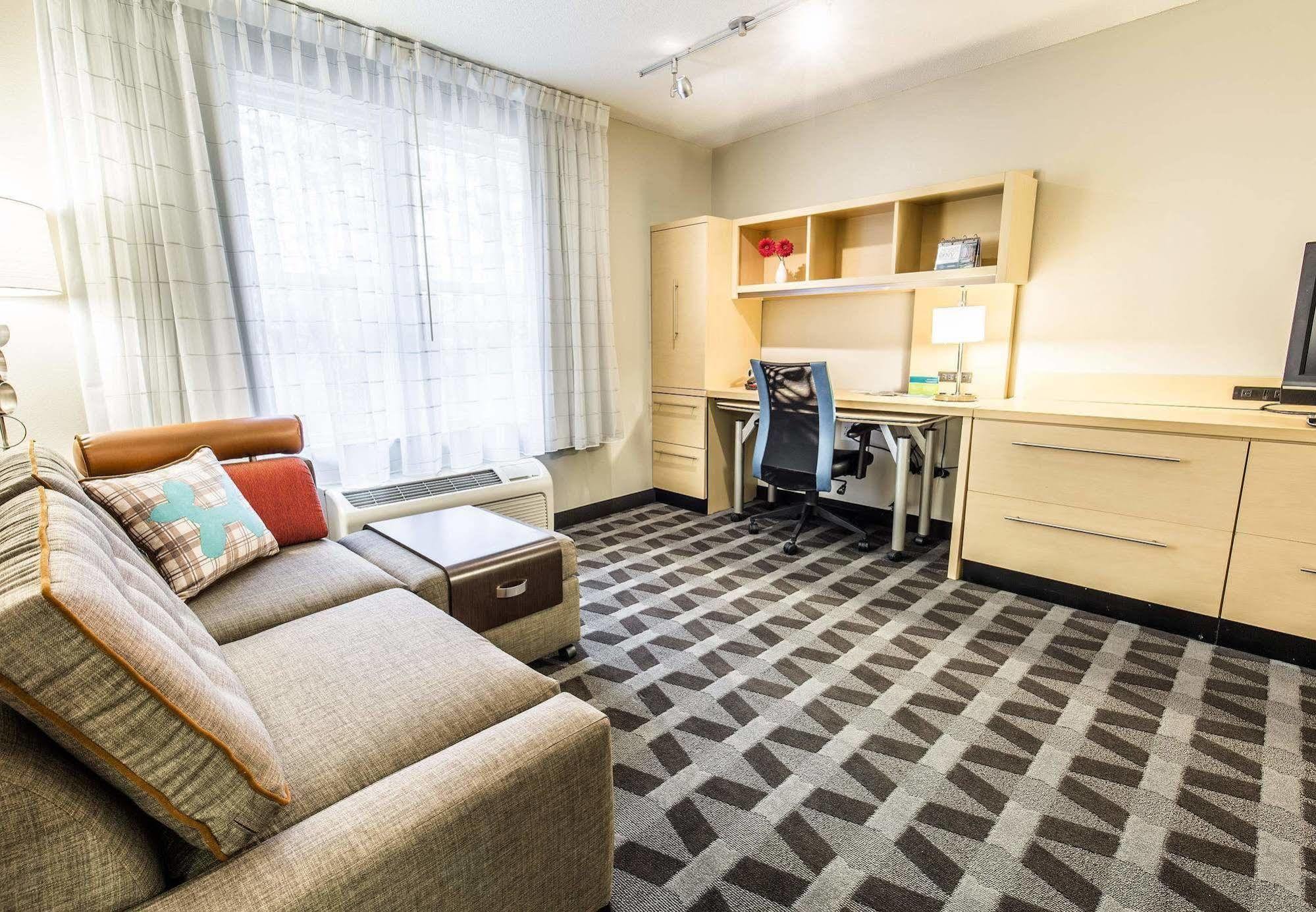 Towneplace Suites By Marriott Гилфорд Экстерьер фото