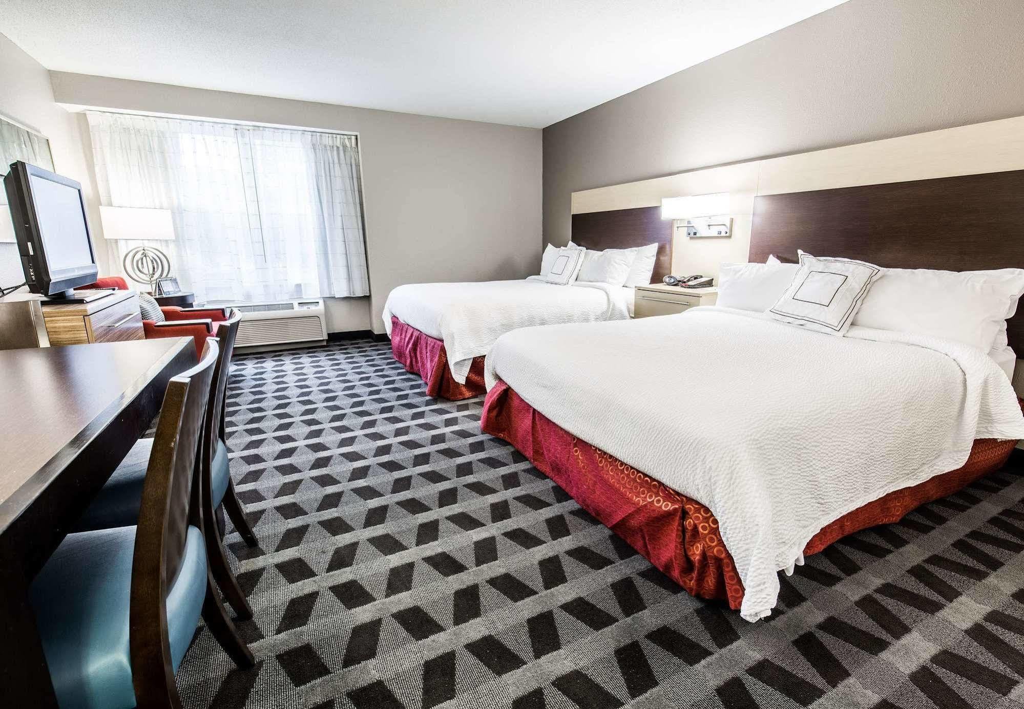 Towneplace Suites By Marriott Гилфорд Экстерьер фото