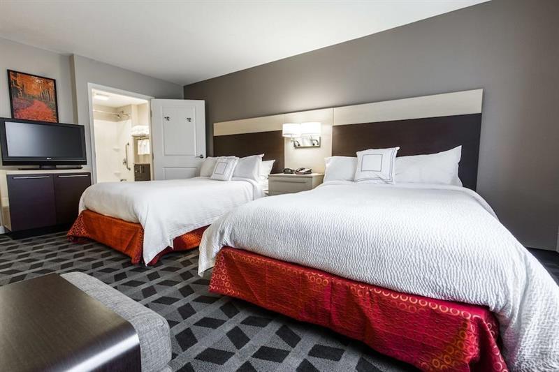 Towneplace Suites By Marriott Гилфорд Экстерьер фото